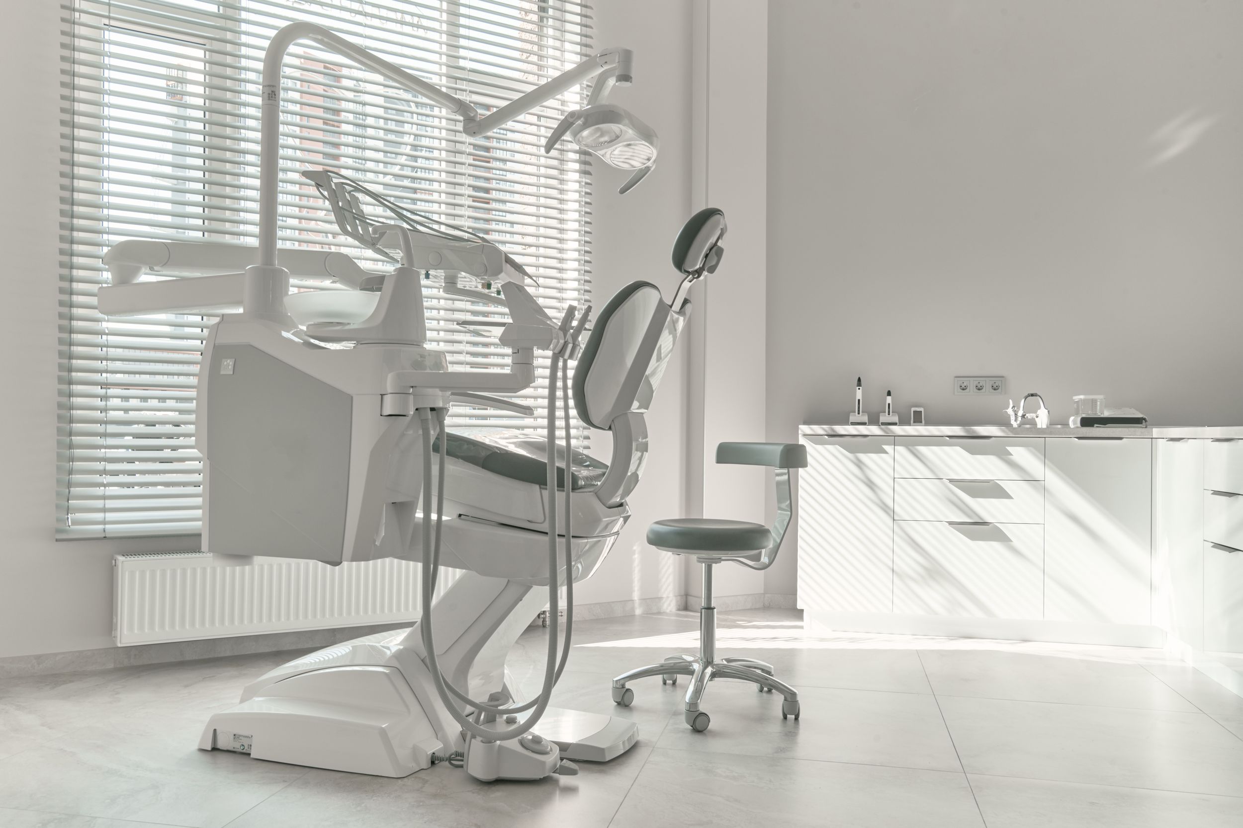 Светлый кабинет стоматологии Dentix